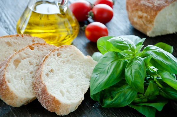 Bruschetta Ingredientes para preparação: ciabatta, óleo, tomate, alho, manjericão — Fotografia de Stock