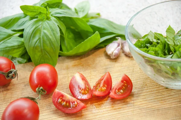 Preparando Bruschetta. Ingredientes para preparação: ciabatta, óleo, tomate, alho, manjericão — Fotografia de Stock