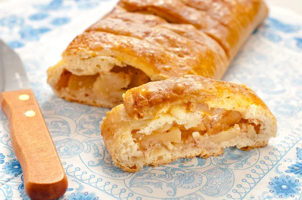 Rebanada de un strudel de manzana en el plato — Foto de Stock