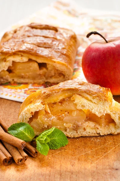 Tranche d'un strudel de pomme sur l'assiette — Photo