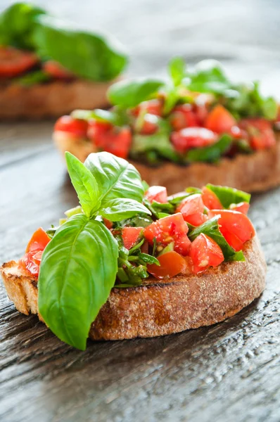 Bruschetta de tomate italiano com legumes picados — Fotografia de Stock