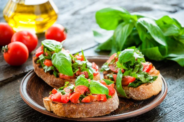 Italská rajčatová bruschetta s nakrájenou zeleninou — Stock fotografie