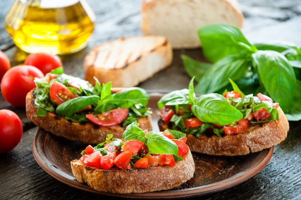 Italská rajčatová bruschetta s nakrájenou zeleninou — Stock fotografie