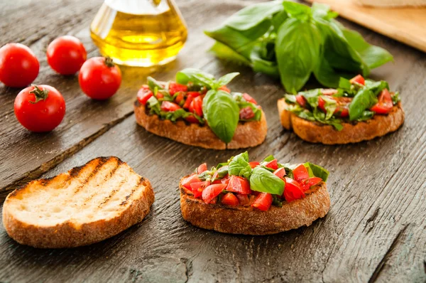 Italská rajčatová bruschetta s nakrájenou zeleninou — Stock fotografie