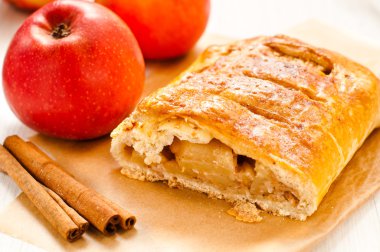 Masanın üzerinde bir elma strudel dilim