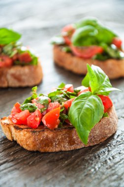 İtalyan domates bruschetta Doğranmış sebzeler, otlar ve huysuz ciabatta ızgara veya tost üzeri yağlıboya