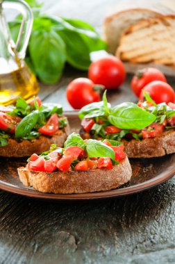 İtalyan domates bruschetta Doğranmış sebzeler, otlar ve huysuz ciabatta ızgara veya tost üzeri yağlıboya
