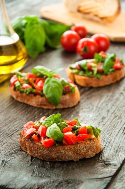İtalyan domates bruschetta Doğranmış sebzeler, otlar ve huysuz ciabatta ızgara veya tost üzeri yağlıboya