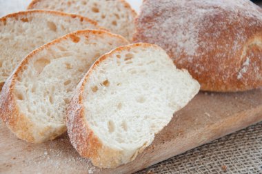 tahtaya ciabatta dilimlenmiş