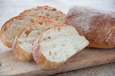 tahtaya ciabatta dilimlenmiş