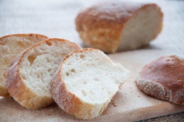 tahtaya ciabatta dilimlenmiş