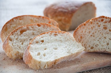 tahtaya ciabatta dilimlenmiş