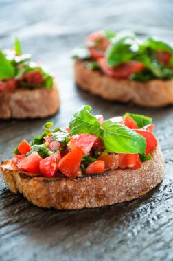  İtalyan bruschetta Doğranmış sebzeler, otlar ve gr yağ