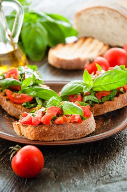  İtalyan bruschetta Doğranmış sebzeler, otlar ve gr yağ