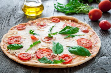 rustik İtalyan pizza Mozzarella peyniri, peynir ve fesleğen ile