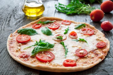 rustik İtalyan pizza Mozzarella peyniri, peynir ve fesleğen ile