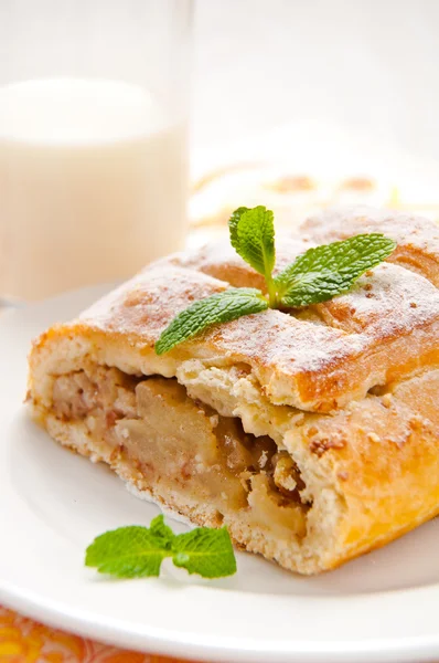 Slice of an apple strudel with tea — Stock Photo, Image