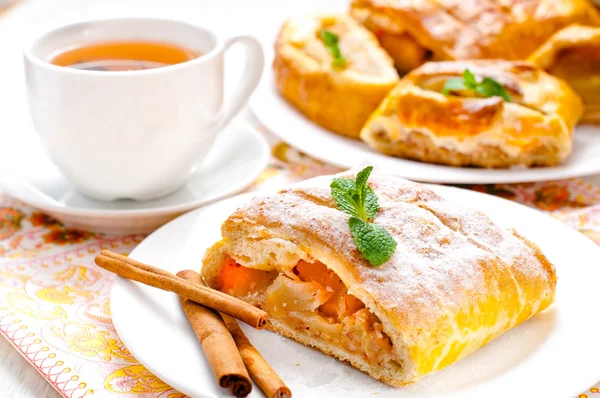 bir elma strudel çay ile dilim