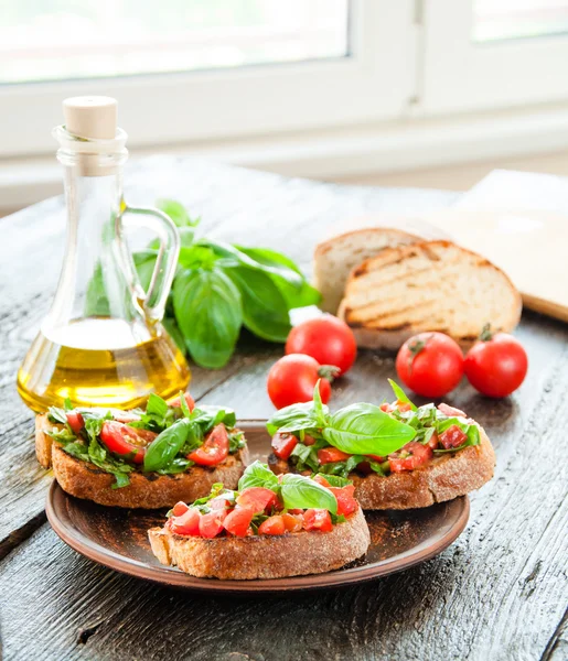 Bruschetta de tomate italiano com legumes picados, ervas e óleo sobre ciabatta crosta grelhada ou torrada — Fotografia de Stock