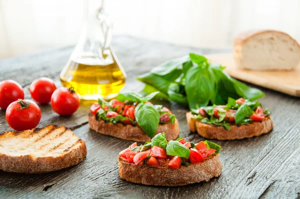 Italiensk tomat bruschetta med hackade grönsaker, örter och olja på grillad eller rostade knaprig ciabatta — Stockfoto