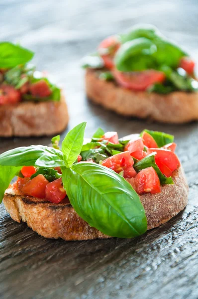 Bruschetta italiana con verduras picadas, hierbas y aceite en gr —  Fotos de Stock