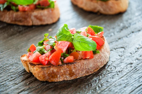  İtalyan bruschetta Doğranmış sebzeler, otlar ve gr yağ
