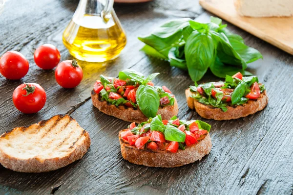 Italian bruschetta with chopped vegetables, herbs and oil on gr — Stock Photo, Image