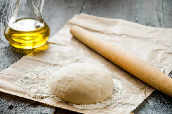 ahşap oklava ile taze hazırlanmış hamur pizza için 