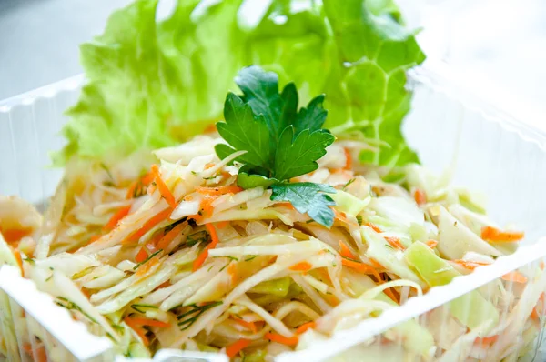 蔬菜沙拉配圆白菜和胡萝卜 — 图库照片