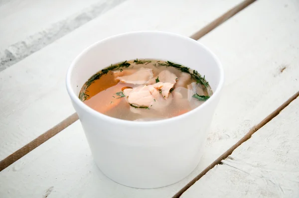 Fisksoppa med lax i skål — Stockfoto
