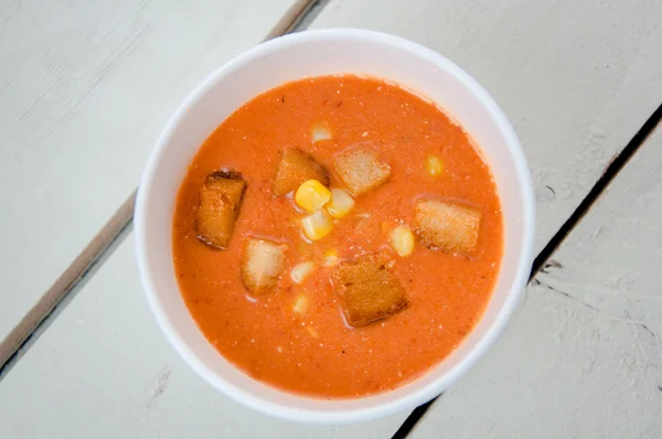 番茄汤配玉米和烤面包块 — 图库照片