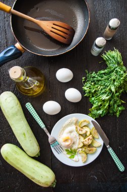 sahanda yumurta ve maydanoz plaka ile doğranmış kabak