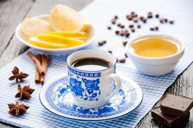 Espresso limon ve bal masada mavi Kupası 