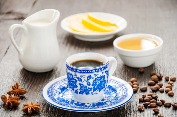 Expresso dans une tasse bleue avec citron et miel sur la table — Photo