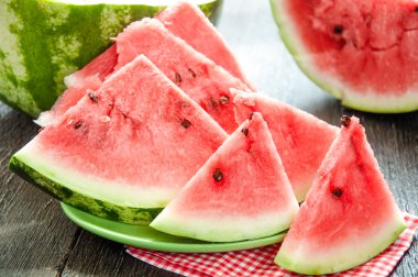 ahşap zemin üzerine masada olgun karpuz