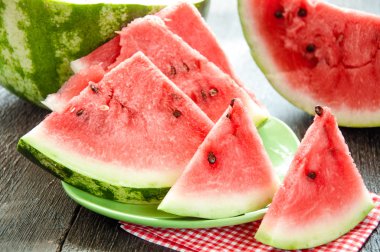 ahşap zemin üzerine masada olgun karpuz