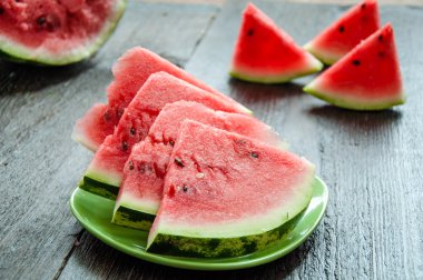 ahşap zemin üzerine masada olgun karpuz