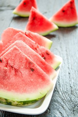 ahşap zemin üzerine masada olgun karpuz