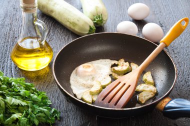 kabak ve maydanoz ile kızarmış yumurta