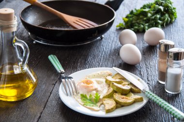 sahanda yumurta ve maydanoz plaka ile doğranmış kabak