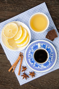 Espresso limon ve bal masada mavi Kupası 
