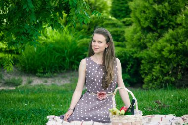 sepet çim ile güzel bir kadın