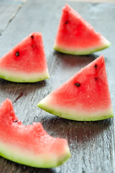 Reife Wassermelonen auf dem Tisch auf dem hölzernen Hintergrund — Stockfoto