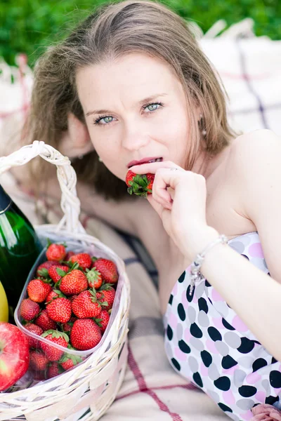 Bella donna al picnic — Foto Stock
