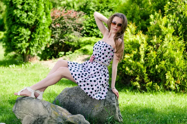 Hermosa mujer en el picnic — Foto de Stock