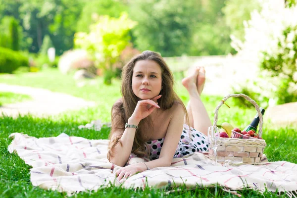 Hermosa mujer en el picnic — Foto de Stock