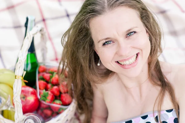 Retrato de mujer hermosa, primer plano en el picnic — Foto de Stock