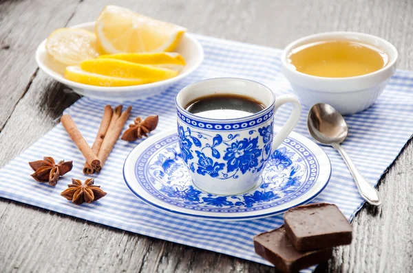Espresso i blå kopp med citron och honung på bord Royaltyfria Stockfoton