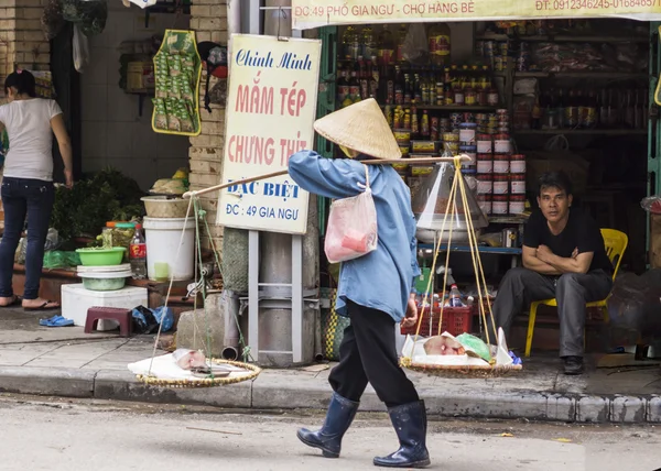 Vietnamu Hanoi - březen 2012: pouliční prodejce prodej čerstvých ryb — Stock fotografie
