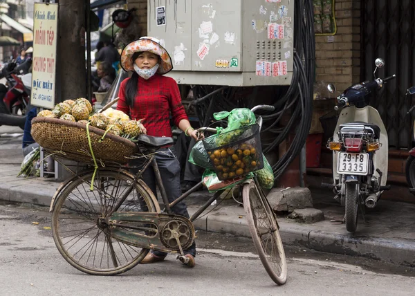 Vietnam Hanoi - March 2012: Female vendor selling pineapple — Stock Photo, Image